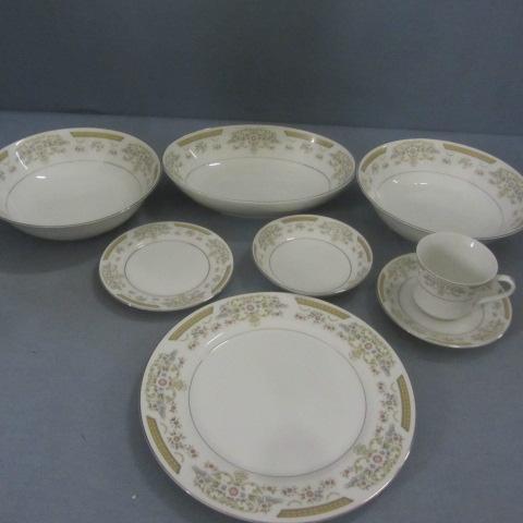 lot 23 image: Coronet Signature Collection Dinnerware