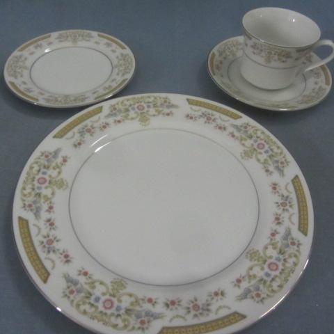 lot 24 image: Coronet Signature Collection Dinnerware