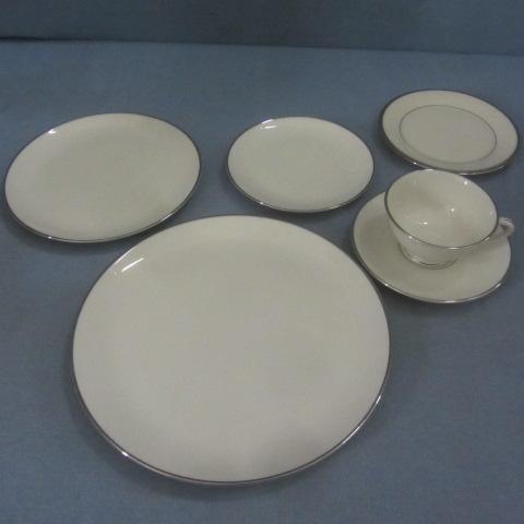 lot 69 image: Pickard China, Lenox Solitaire