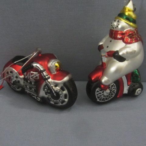 lot 9 image: Dept 56 Ornaments