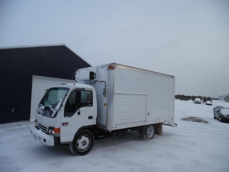 lot 1 image: 2001 GMC W-Series 4500