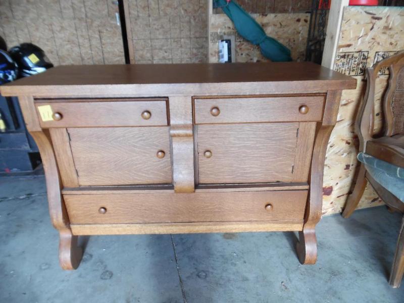 lot 11 image: Oak Buffet
