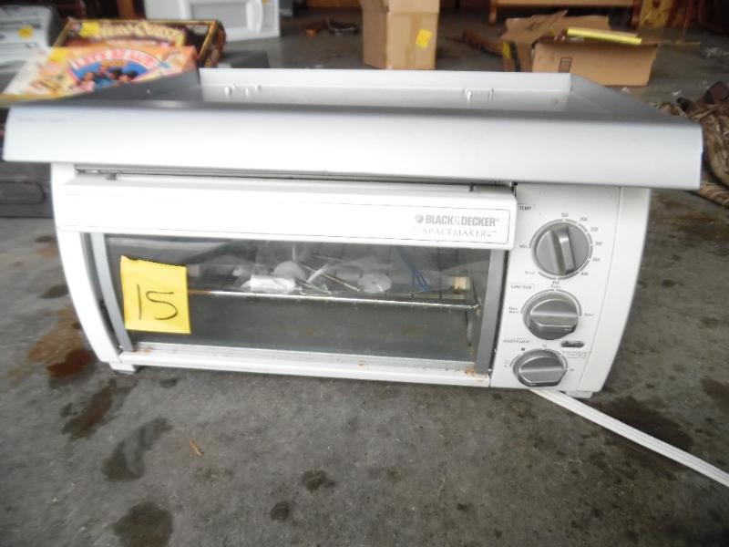 lot 15 image: Toaster Oven