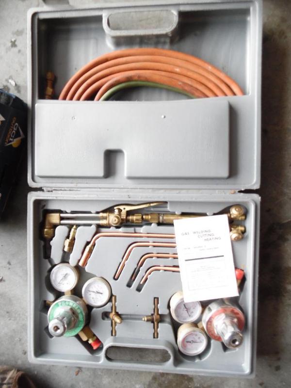 lot 28 image: Welding Set