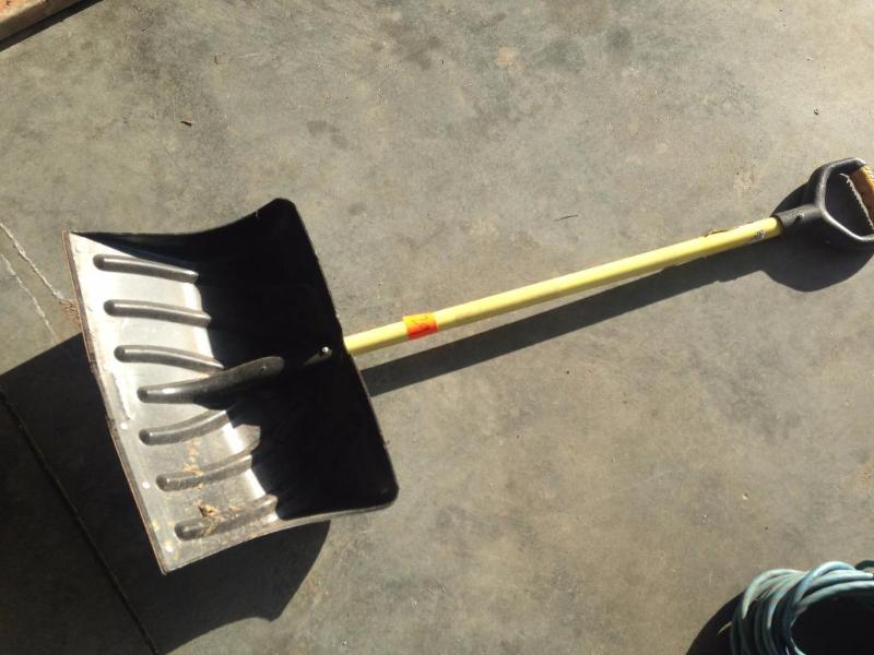 Snow shovel