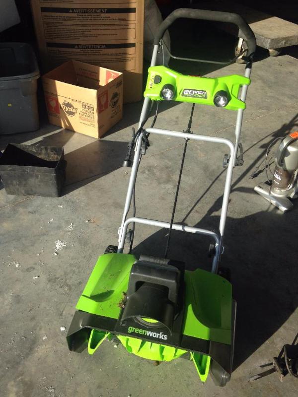 Electric snowblower