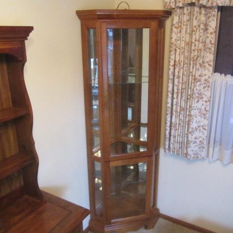 Corner Hutch