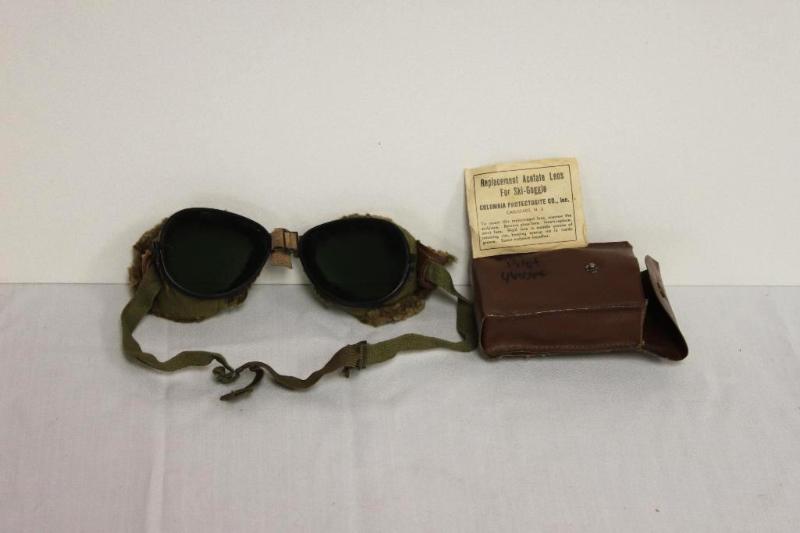 lot 35 image: World War II Military PilotSnow Ski Sunglass...
