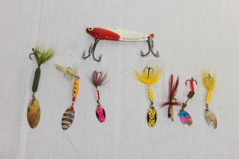 lot 39 image: Lot of Lures Heddon Sonar 435 Lure, 6 Spinne...
