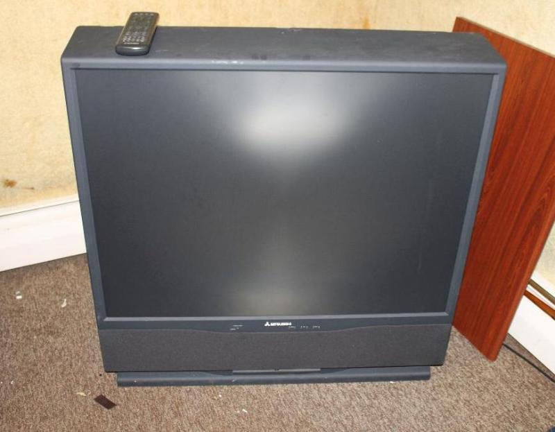 lot 86 image: Mitsubishi Big Screen Projection TV w Remote...