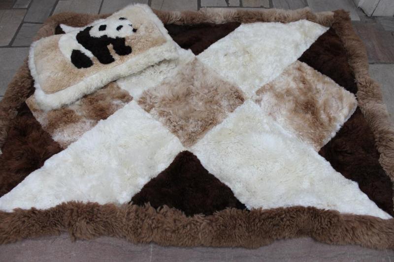 lot 90 image: Genuine Alpaca Made in Peru, Blanket and Pill...