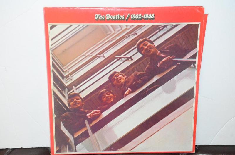 lot 18 image: Apple Records The Beatles 1962-1966 -2 Reco...