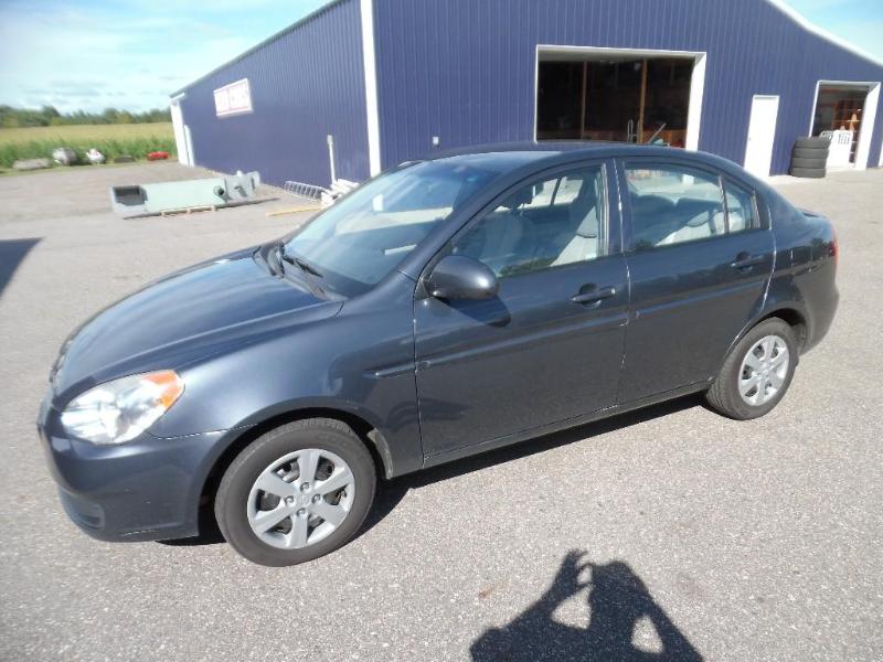 lot 3 image: 2009 Hyundai Accent GLS