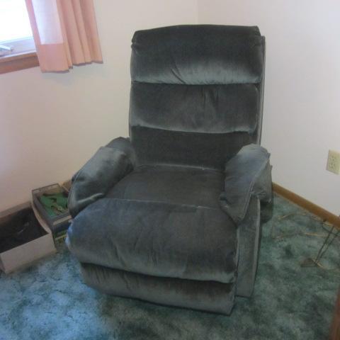lot 11 image: Recliner
