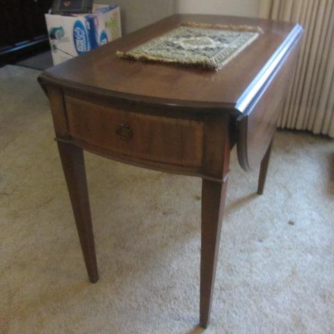 lot 16 image: Drop-Leaf Table