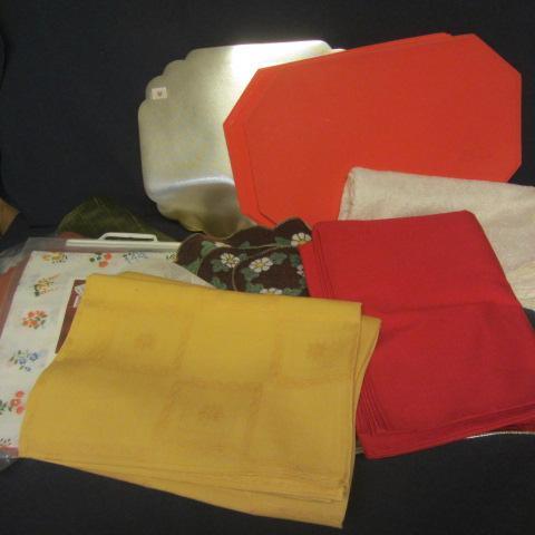 lot 189 image: Tablecloths, Placemats, Doilies