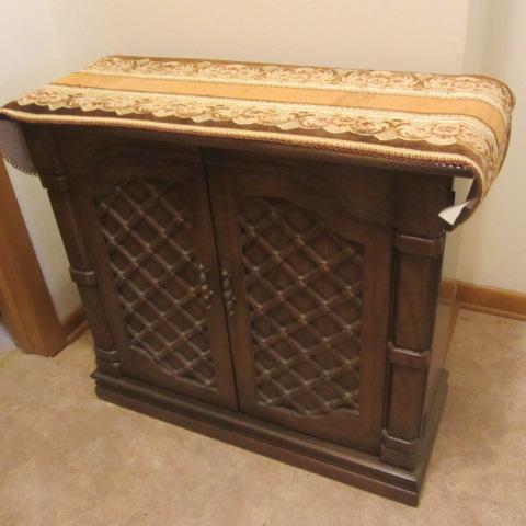 lot 206 image: Hall Cabinet