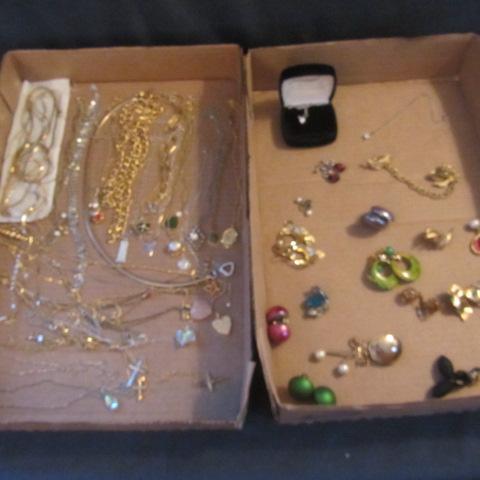 lot 221 image: Ladies Costume Jewelry, Earrings, Monet