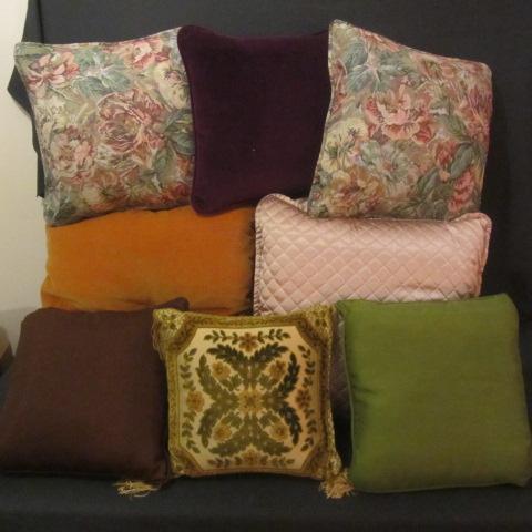 lot 248 image: Decorative Throw Pillows