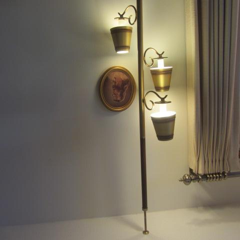 lot 261 image: Vintage Pole Lamp, Portrait of Jesus
