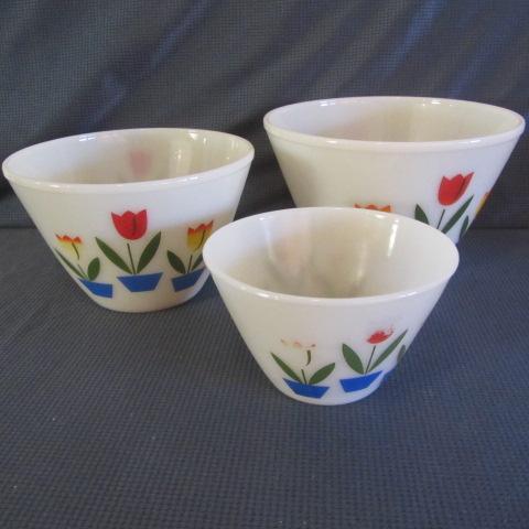 lot 31 image: Fire King Tulip Bowls