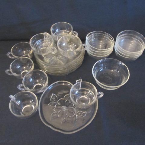 lot 74 image: Snack Sets, Pyrex & Fire King