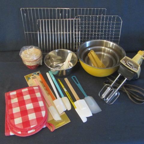 lot 92 image: Mixer, Bowls, Utensils, Oven Mitts