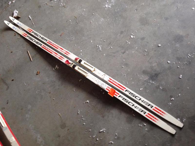 Cross country skis