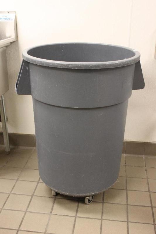 Carlisle trash can on wheels 27x38...