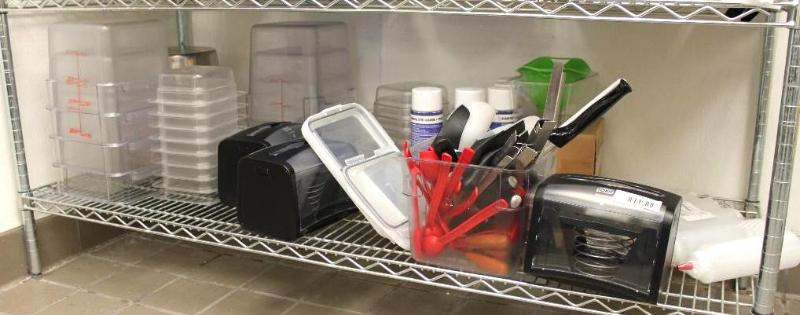 Lot of misc commerical&nbspcontainers, Tork ...