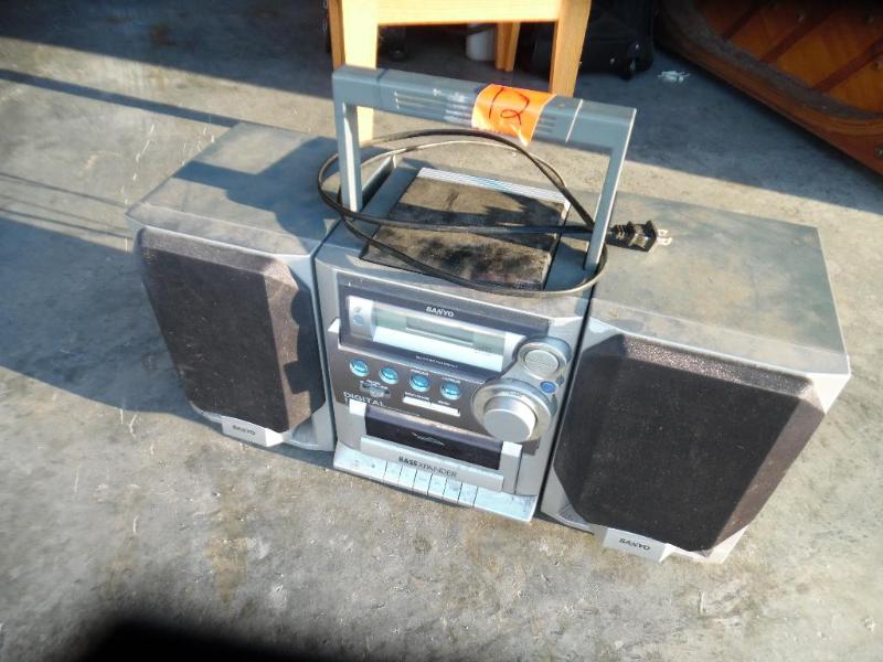 lot 12 image: Radio