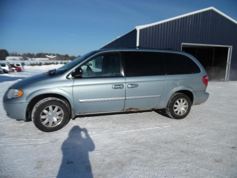 lot 2 image: 2006 Chrysler Town and Country