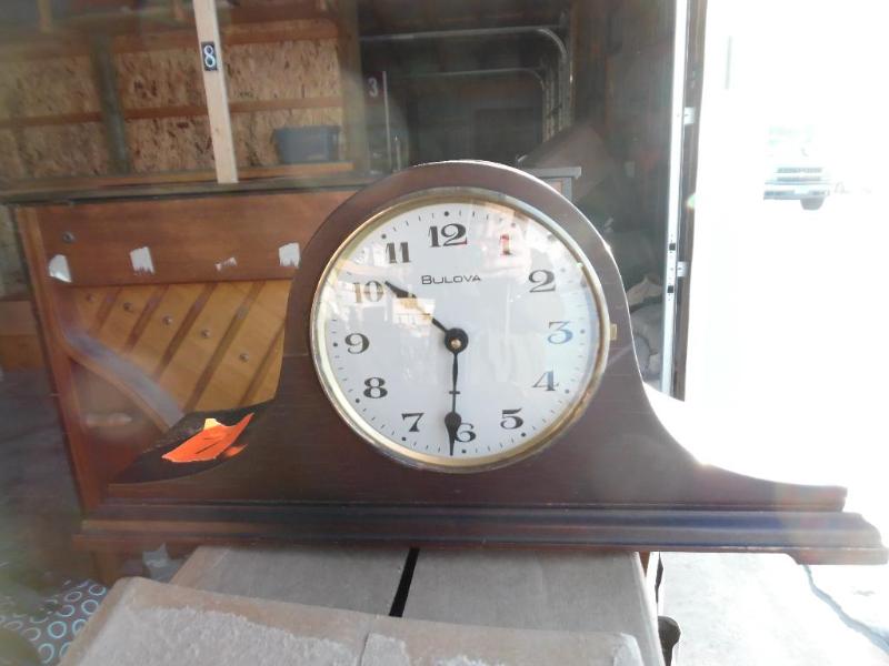 lot 7 image: Mantle Clock