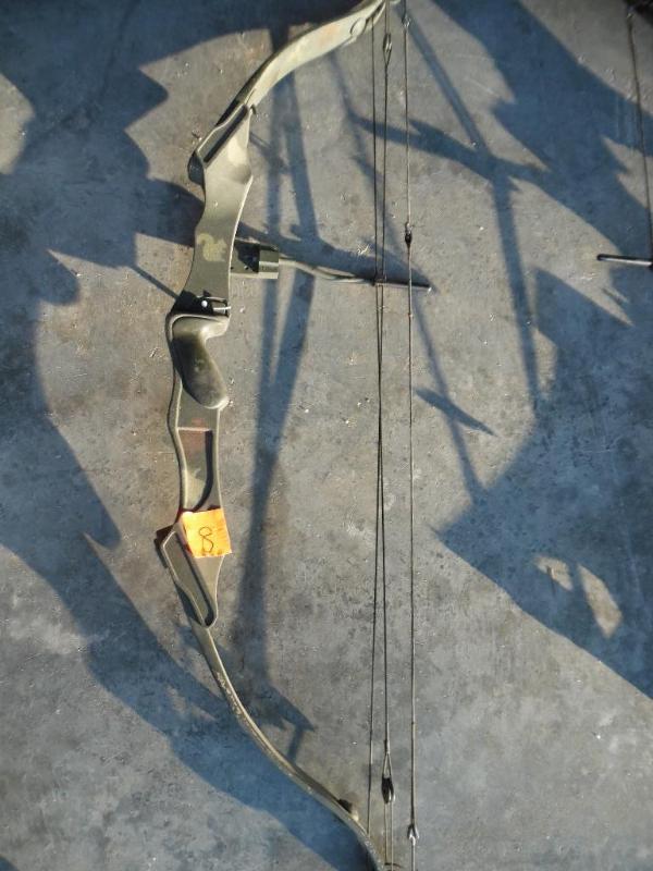 lot 8 image: Compound Bow