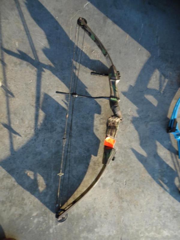 lot 9 image: Compound Bow