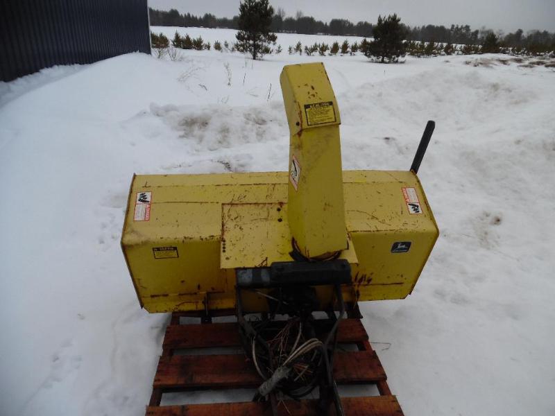 lot 8 image: John Deere snowblower