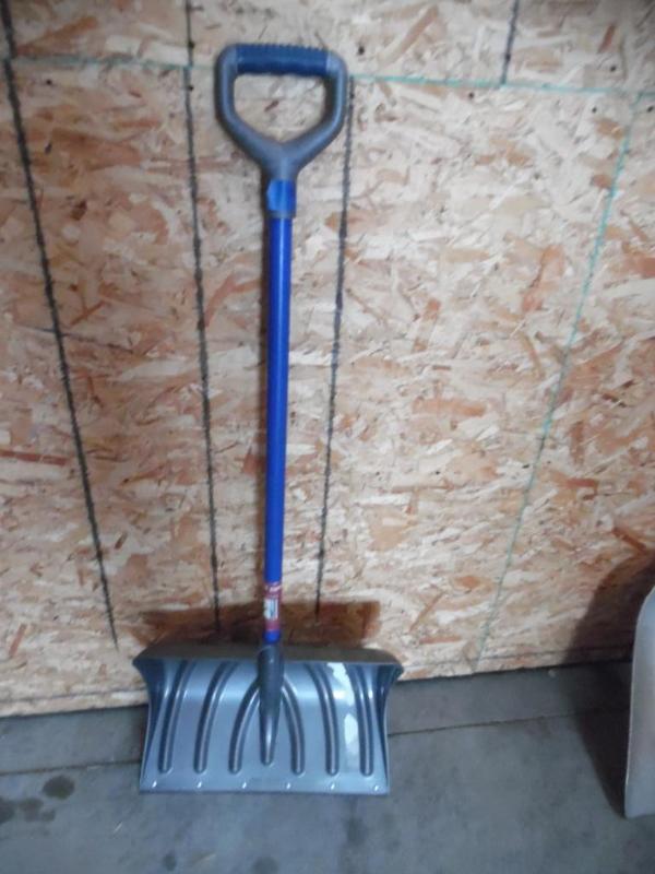 lot 11 image: Snow Shovel