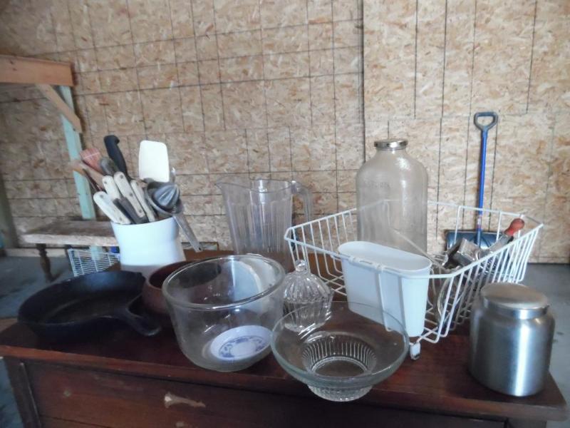 lot 23 image: Kitchen Items