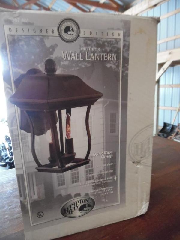 lot 24 image: Outdoor Wall Lantern