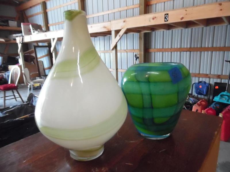 lot 33 image: 2 Glass Vases