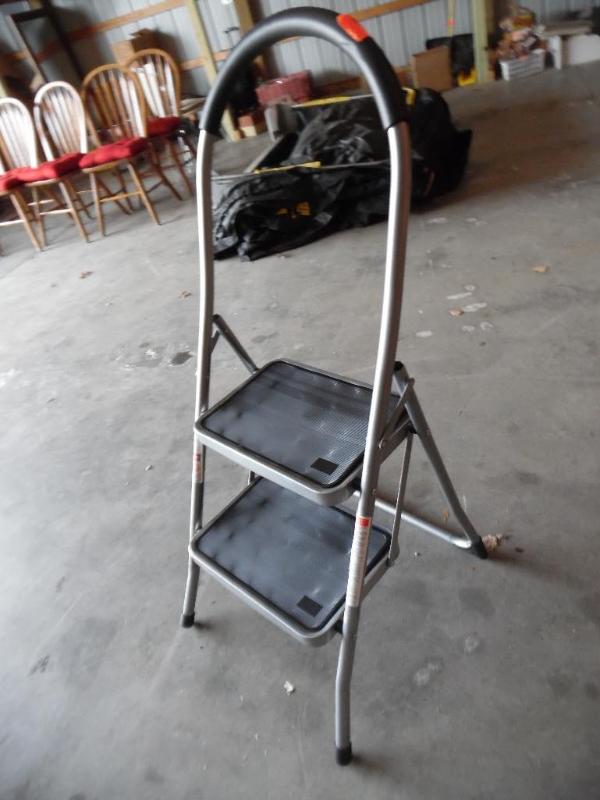 lot 49 image: Folding Step Ladder