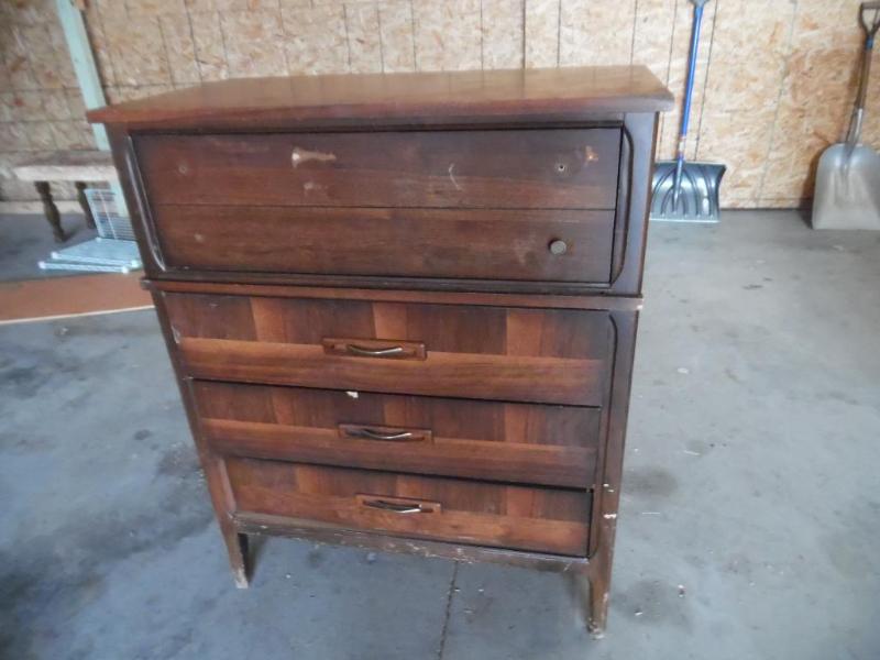 lot 50 image: Vintage Dresser