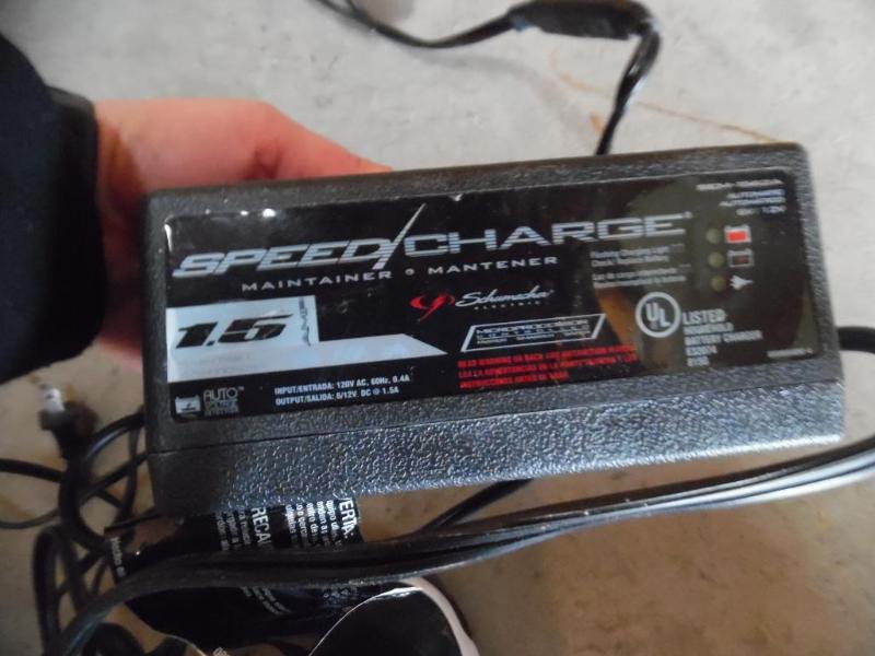lot 7 image: Battery charger