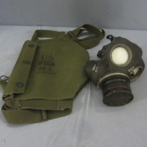 lot 135 image: WWII Gas Mask & Canvas Bag