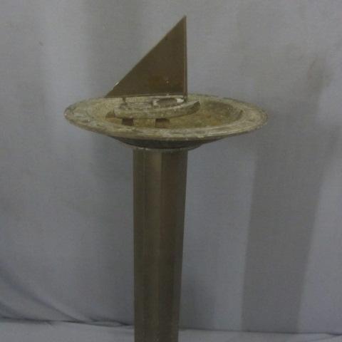 lot 253 image: Cast Metal Bird Feeder