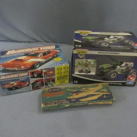 lot 312 image: Model Airplane Kits