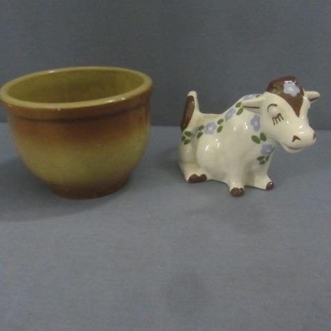 lot 69 image: Crockery Mixing Bowl, Creamer