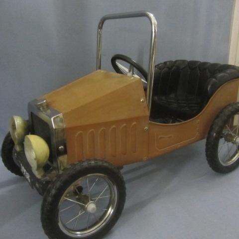 lot 7 image: Childs Roadster Pedal Car