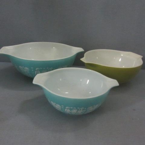 lot 89 image: Pyrex Nesting Mixing Bowls