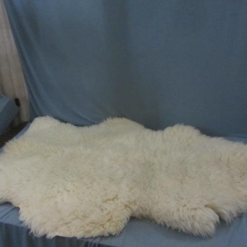 lot 9 image: Sheepskin Rug